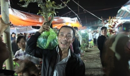 40 vạn người - lượng du khách kỷ lục đến chợ Viềng